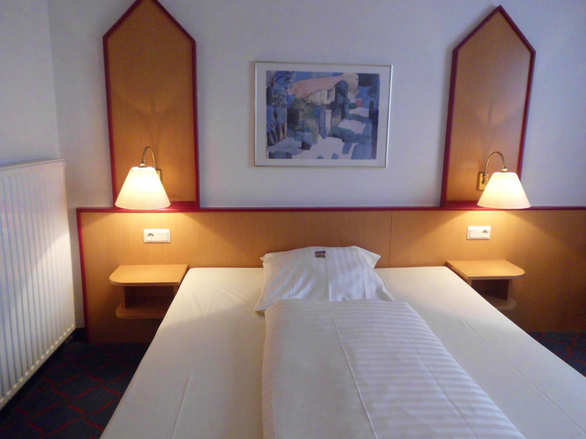 Hotel Montana Lauenau Bagian luar foto