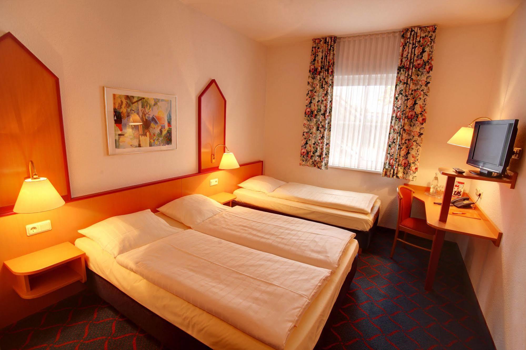 Hotel Montana Lauenau Bagian luar foto