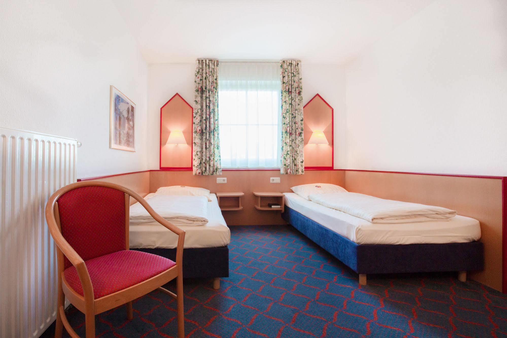 Hotel Montana Lauenau Bagian luar foto