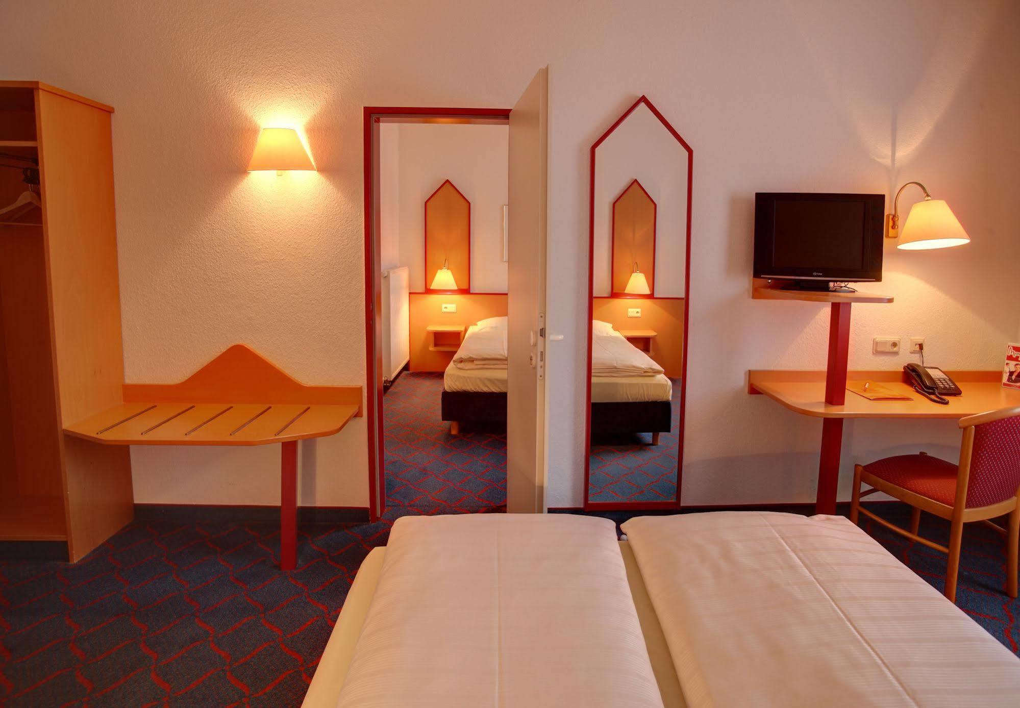 Hotel Montana Lauenau Bagian luar foto