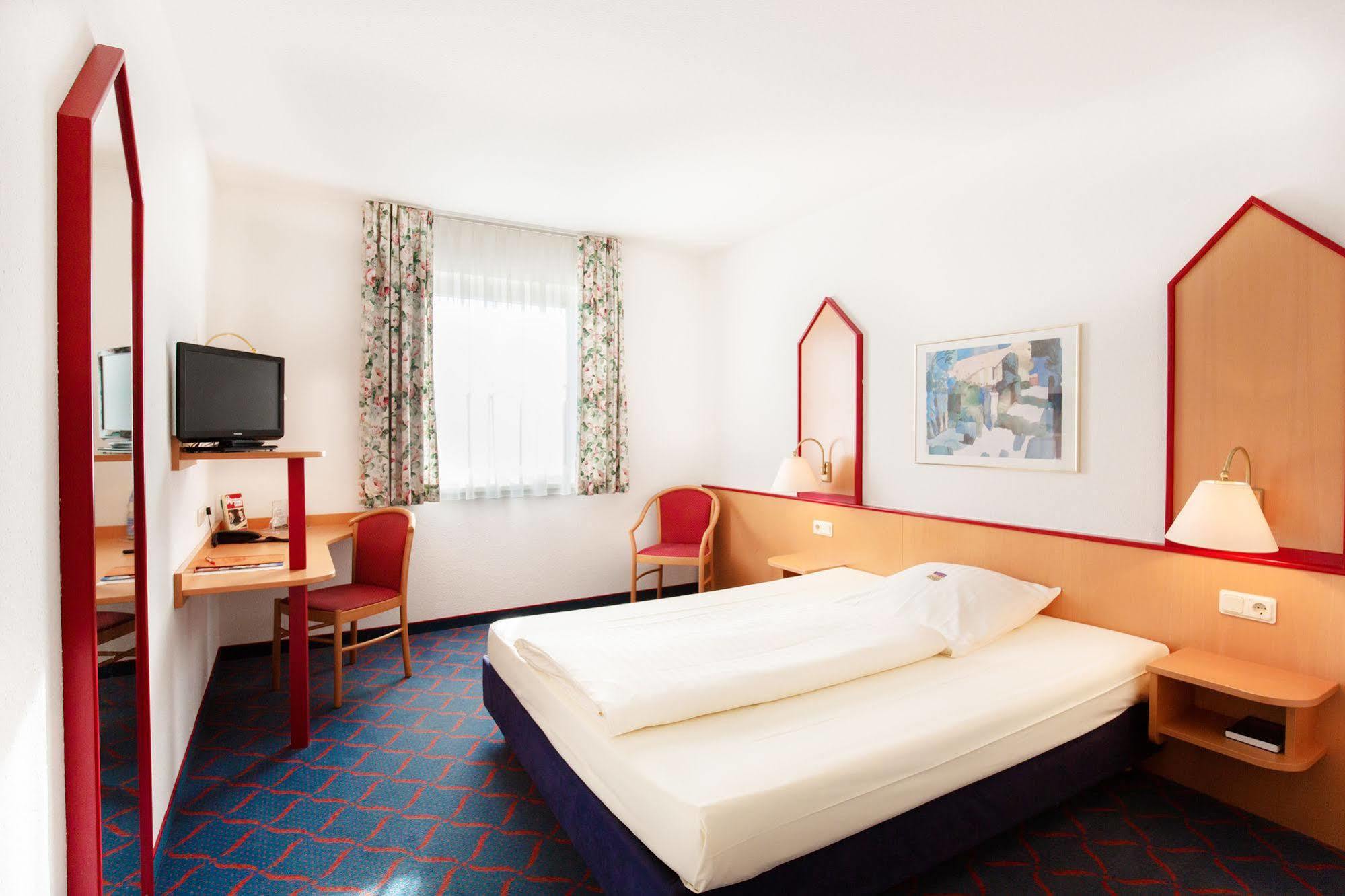 Hotel Montana Lauenau Bagian luar foto